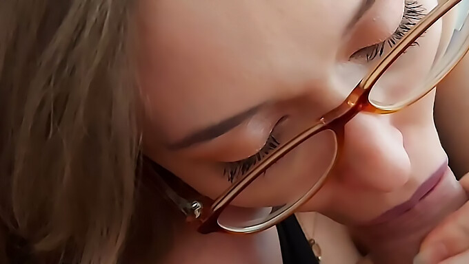 Pov Handjob Leidt Tot Een Cumshot In Het Gezicht