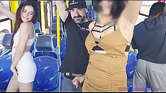 Encuentro Caliente En Un Autobús Mientras El Culo De Una Mujer Es Agarrado Y Penetrado Públicamente