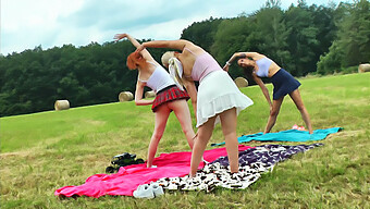 Los Entusiastas Del Fitness Practican Yoga Y Gimnasia Al Aire Libre Con Uniformes Escolares, Mostrando Sus Desnudos Pasillos Y Sus Coños Apretados