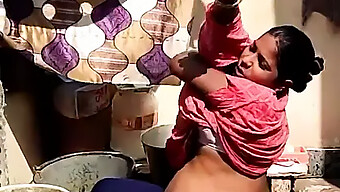 Une Femme Indienne Du Village Prend Une Douche En Plein Air Tout En S'Attendant