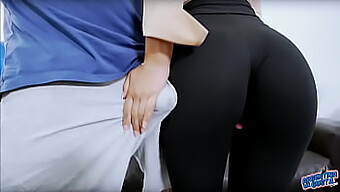 Cô Gái Trẻ Latina Trong Quần Legging Khoe Ngực To Và Cameltoe Trong Quần Yoga