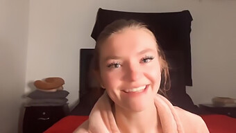 Kijk Hoe Een Blonde Tiener Amateur Masturbeert En Vies Praat In Een Webcamvideo