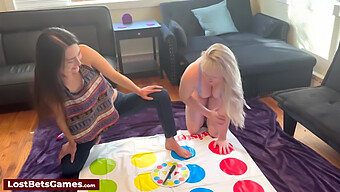 Lesbian Menanggalkan Pakaian Dan Bermain Dengan Mainan Seks Dalam Permainan Twister Yang Panas