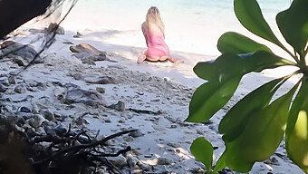 Amateur-Voyeur Fängt Outdoor-Nacktheit Und Sex Am Strand Ein