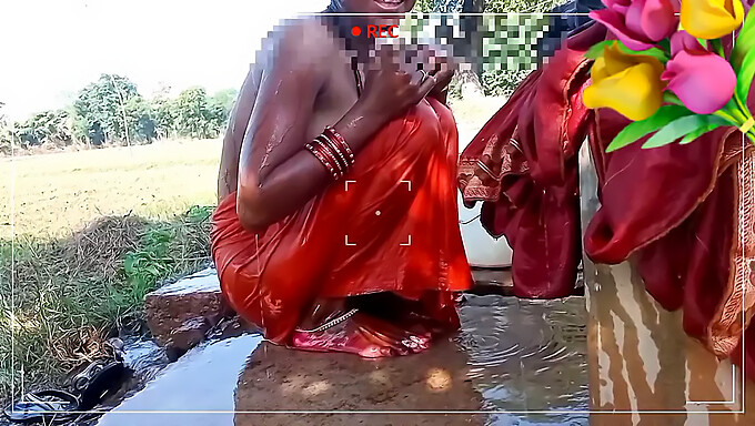 Le Bain En Plein Air De La Bhabhi Indienne Neha Conduit À Une Rencontre Excitante Et Intime Avec Son Mari