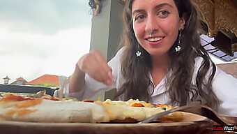 Pizza Pervertida Y Juego Con Semen En Un Café Al Aire Libre Con La Estrella Porno Katty West.