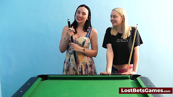 Schöne Frauen Mit Natürlichen Körpern Spielen Billard Und Probieren Neue Positionen Aus.