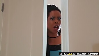 Η Kira Noir Και Η Jessy Jones Σε Ένα Άγριο Τρίο Με Brazzers