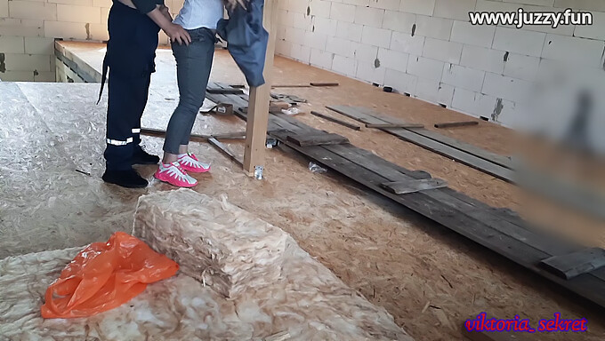 Esposa Russa Agrada Construtor Com Favores Sexuais