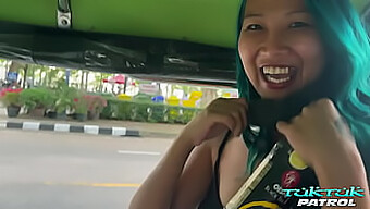 Appassionata Ragazza Thailandese Offre Una Performance Orale Entusiasta A Uno Sconosciuto Ben Dotato