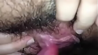 Lamiendo Coños Peludos Y Chupando Clítoris Con Placer