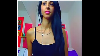 Bella In Webcam Mostra Il Suo Fantastico Culo Con Un Dildo