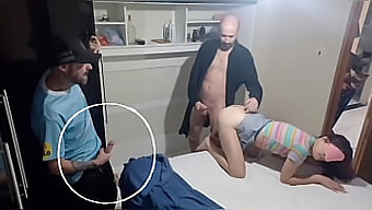 Fru Med Ögonbindel Och Vän Delar En Trekant Med Cuckold I Amatörvideo