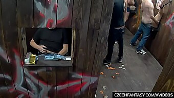 Seks Berkumpulan Yang Luar Biasa Dengan Aksi Tegar Di Parti Gloryhole Czech