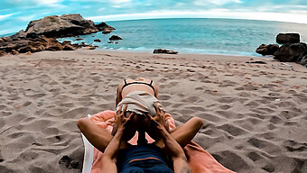 Les Couples De Promeneurs De Chiens Se Déchaînent Pendant Leurs Vacances À La Plage