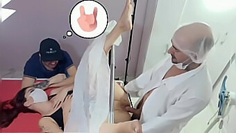 Marido Assiste Enquanto Esposa É Examinada Por Um Ginecologista Estranho Em Público