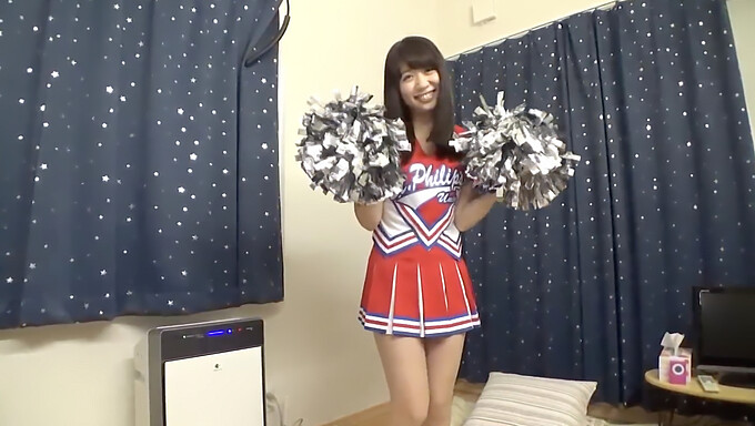 La Prima Esperienza Cinematografica Per Adulti Di Una Cheerleader Asiatica Timida In Un Dormitorio