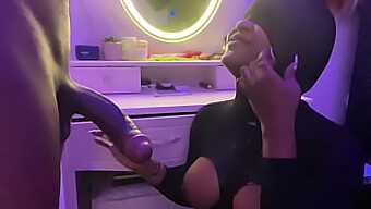 Teknik Oral Mahir Seorang Gadis Kulit Hitam Bersinar Dalam Video.