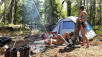 Première Expérience De Camping Avec Un Couple Bisexuel