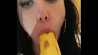 Garota Jovem Faz Um Boquete Sedutor Com Uma Banana.