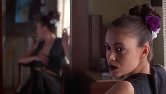 Alyssa Milano E Lily In Una Scena Sensuale Di Baci Da Poison Ivy 2