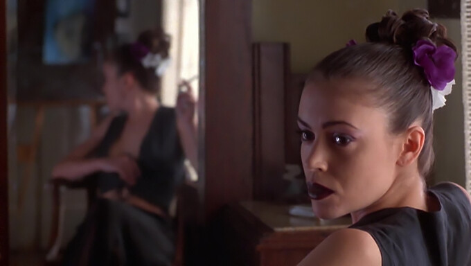 Alyssa Milano I Lily W Zmysłowej Scenie Całowania Z Poison Ivy 2.