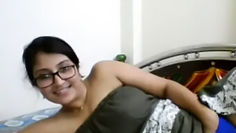 Hành Trình Tự Sướng Của Julie Bhabhi Trên Webcam