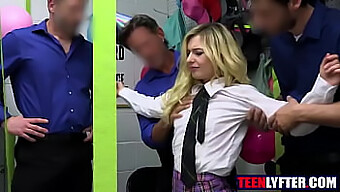 Une Adolescente Blonde Prise En Train De Voler Est Punie Par Des Agents De Sécurité Dans Une Session De Sexe De Groupe Torride.