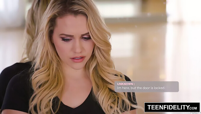 Mia Malkova Megfenyegeti A Bankárt A Vagyonával Egy Forró Találkozás Során