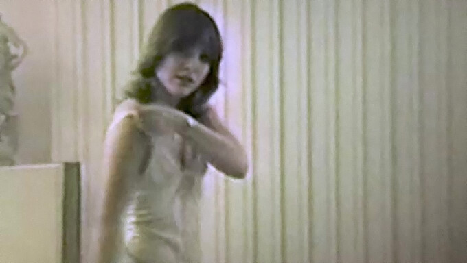 Titta På En Vintage 80-Talstjej Utföra En Sensuell Dans Och Striptease