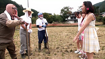 Một Cô Gái Trẻ Châu Á Học Kỹ Năng Làm Tình Bằng Miệng Từ Đối Tác Giàu Kinh Nghiệm Của Cô.