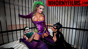 Cuộc Gặp Gỡ Gợi Tình Của Catwoman Và Joker Với Một Cô Gái Ngực To Tự Nhiên