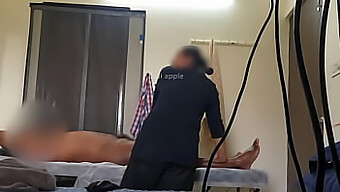 Eine Verstohlene Kamera Fängt Intime Momente In Einer Massagetherapie-Sitzung Ein