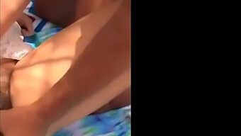 Une Nana En Maillot De Bain Transparent Devient Sauvage Avec Un Étranger Sur La Plage De Maspalomas