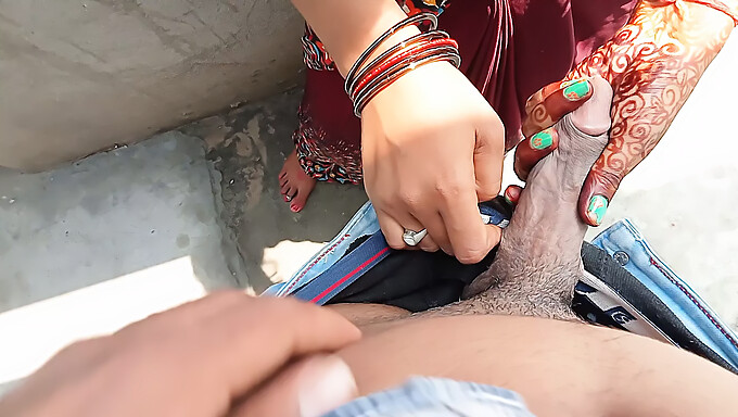 Une Première Fois Indienne Donne Une Branlette Et Chevauche Une Cowgirl Dans Une Vidéo Maison