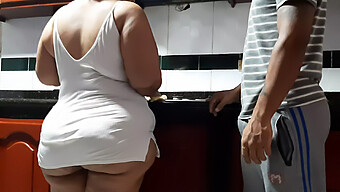 Os Momentos Íntimos De Uma Mãe Colombiana Na Cozinha São Descobertos.