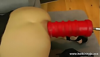 Un Grosso Dildo Penetra Una Stretta Apertura Anale In Un Video Di Bassa Qualità..