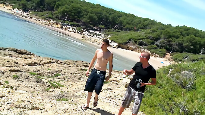 Dois Caras Tarados Transam Na Praia Com Peitos Naturais Grandes E Bunda Apertada