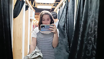 公共の屈辱:ラテン系の女の子が洋服店でファックされ、ディープスロートされる