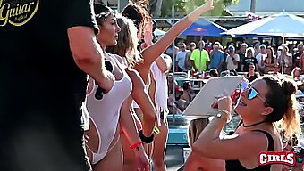 Festa Selvaggia In Piscina Con Ragazze Adolescenti Nude E Bellezze Naturali