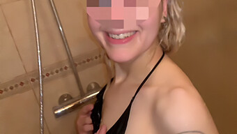 Joven Rubia Italiana Hace Una Garganta Profunda Y Recibe Sexo Anal En La Ducha