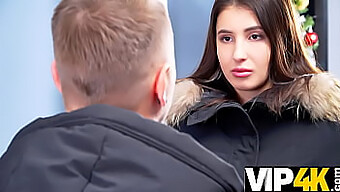 Die Russische Teenagerin Monica A Gibt Einem Schuldeneintreiber In Hd-Video Einen Nassen Blowjob