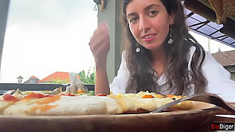 Meisje Slikt Pizza En Slikt Sperma Terwijl Ze In Een Café Loopt