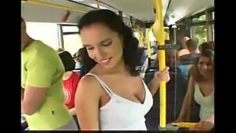 Milf Voyeuristica Con Bellezze Naturali Su Un Autobus