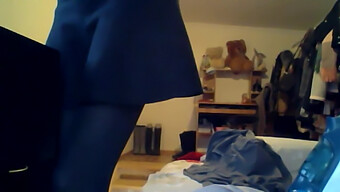 Webcam Piratée Capture Une Femme Habillée En Collants