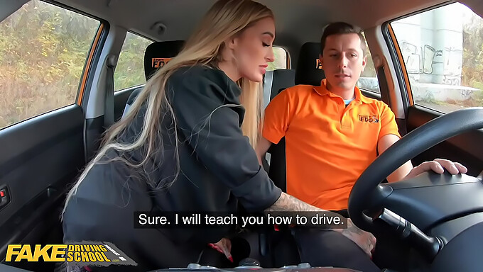 Daisy Lee Uczy Się Technik Oralnych W Fakedrivingschool.