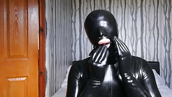 Latex Bekleidete Einzelperson Mit Verbundenen Augen, Verstummt Und Mit Atemschutz