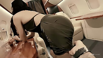 Sensuelt Lesbisk Møde På Privat Fly I Denne Nudex-Video