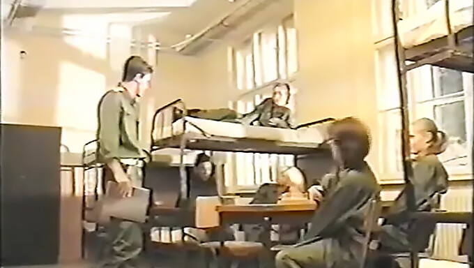 Vintage Militärlesben Geben Sich Der Softcore Erotik Hin