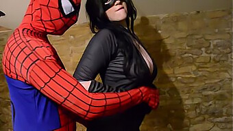 Catwoman Aux Courbes Généreuses Se Laisse Aller À Un Plaisir Oral Sensuel Avec Spiderman